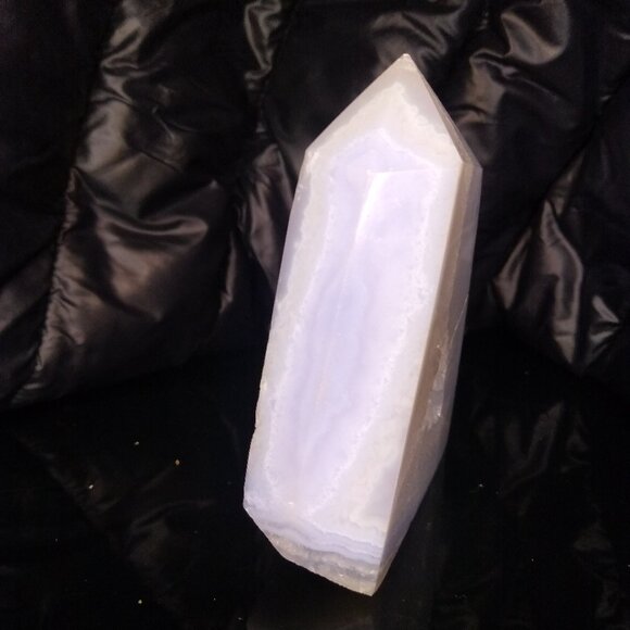 Pyramidal Blue Lace Agate w/ a natural vug containing a druzy crystal form - Picture 2 of 4